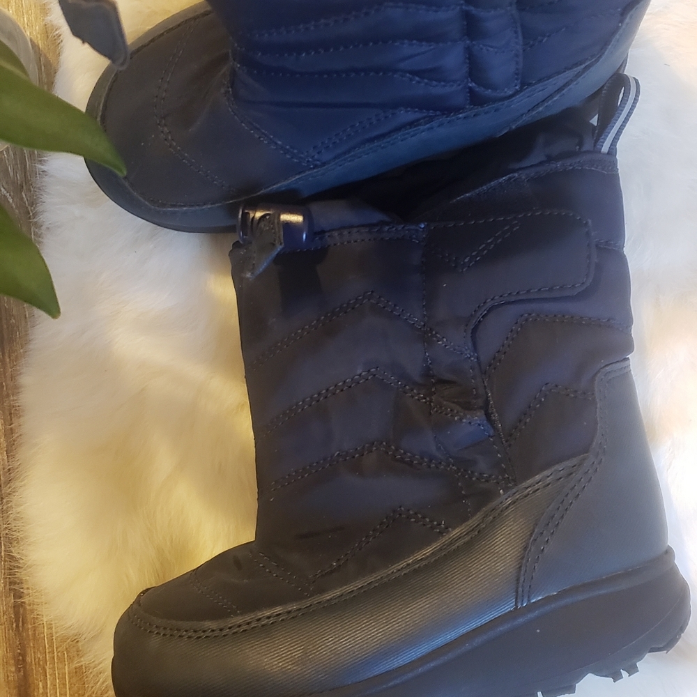 Little kid snowboots